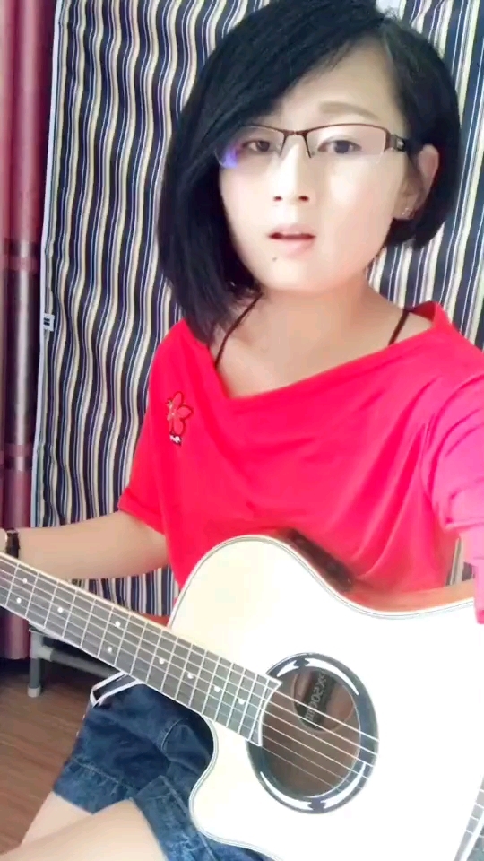 看我老妹儿弹吉他迷人吗?