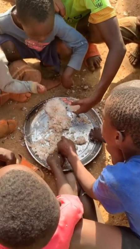 娱乐#非洲的穷人太多了,连饭都吃不饱!