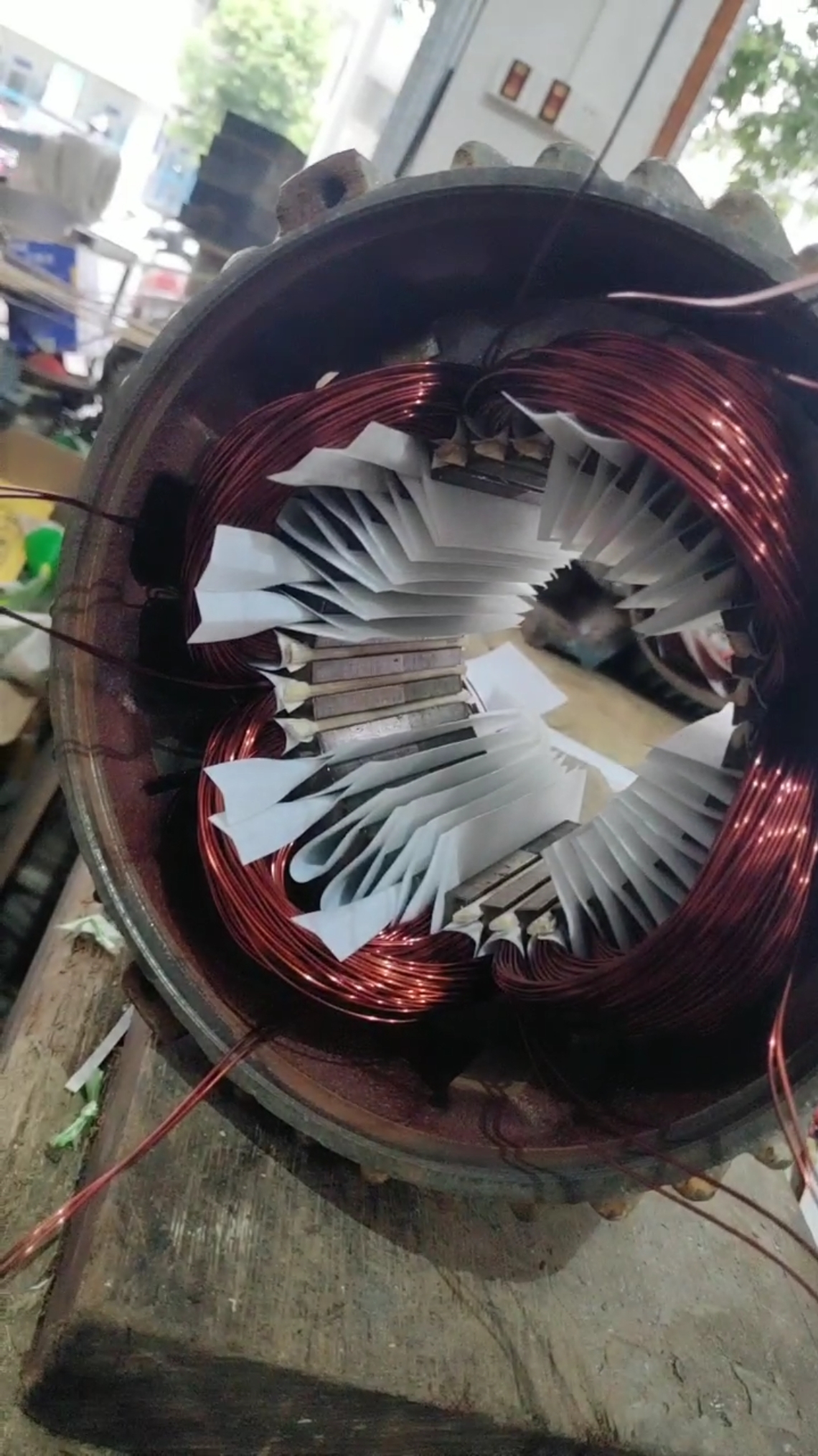 单相4极电机嵌线了,主线圈嵌好以后再嵌起动线圈.