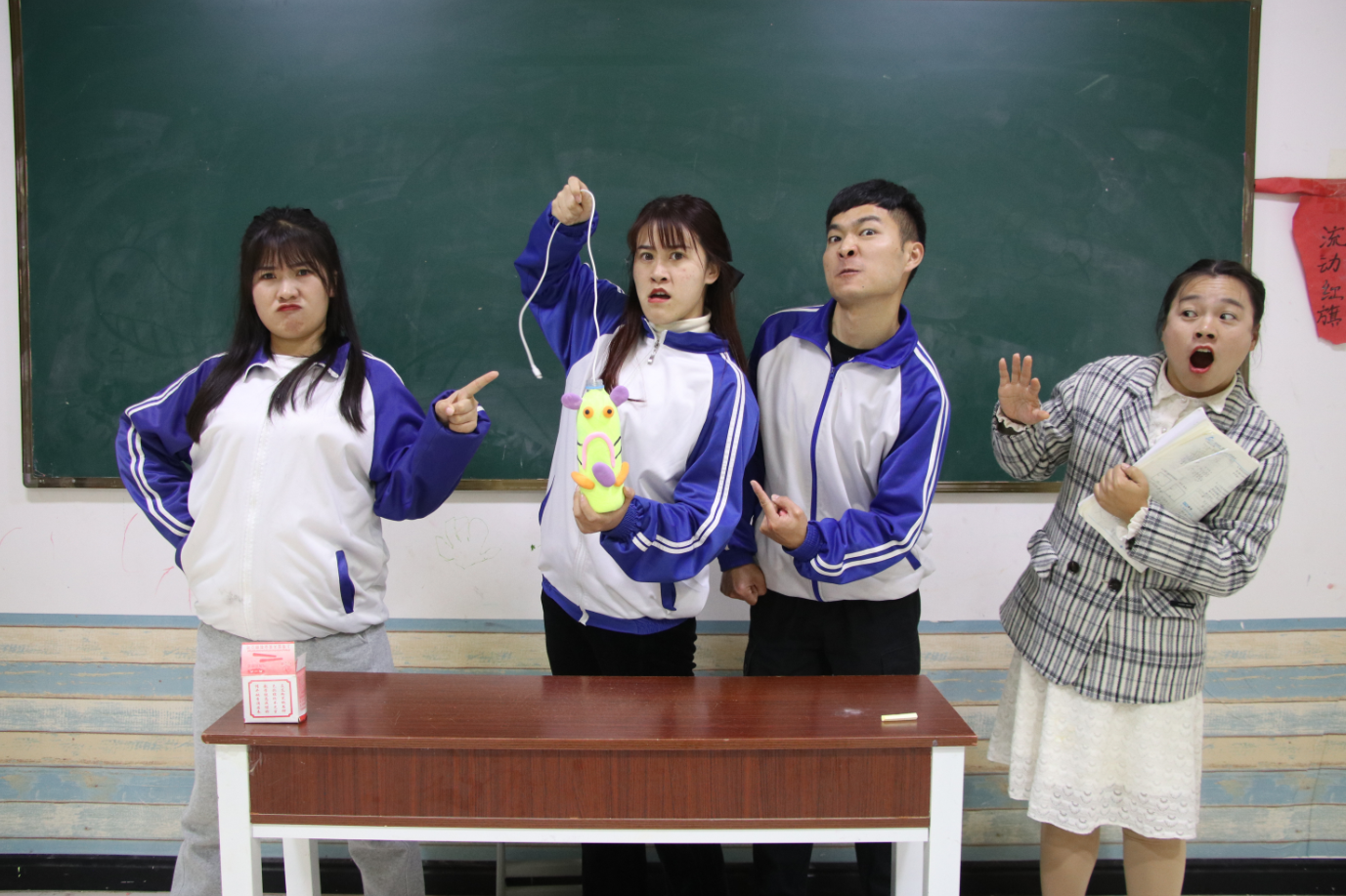 整蛊学生新花招只要说好就上一天语文课王小九暴力拆除警报器