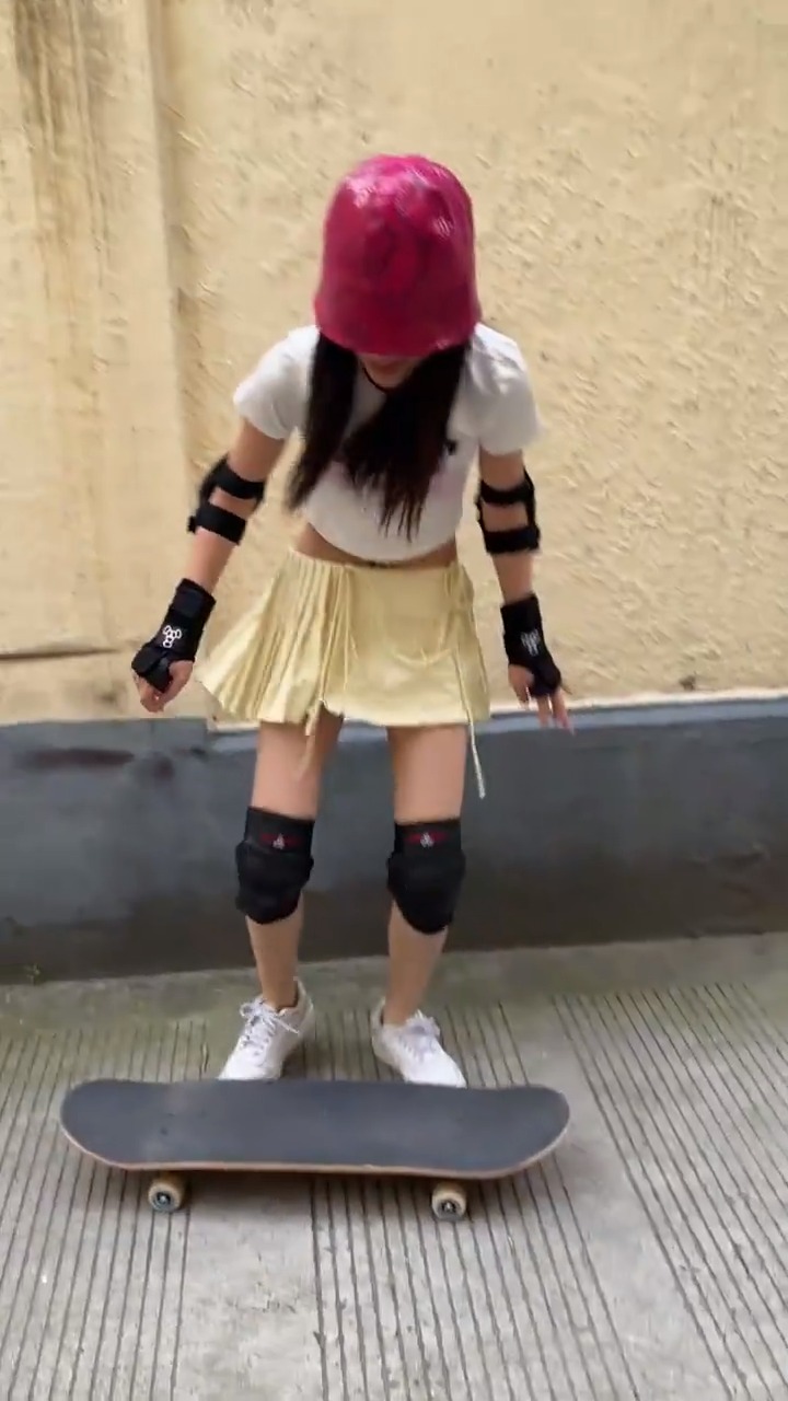 短裙美女挑战玩滑板,眼前这一幕,原谅我不厚道的笑了!