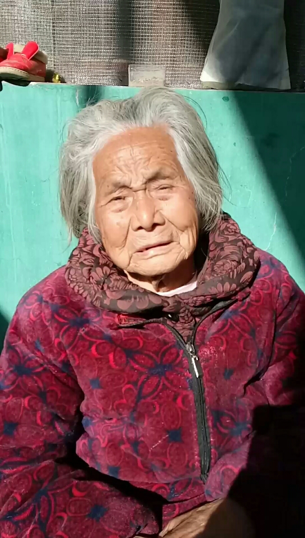 妈妈不小心又摔跤了.可怜的妈妈.