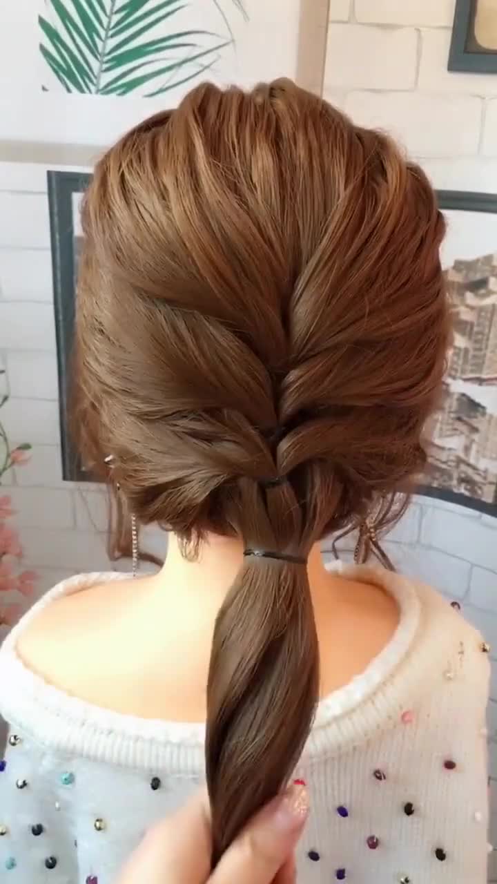 适合中长发美女的鱼骨辫盘发,时尚又个性,几步就搞定