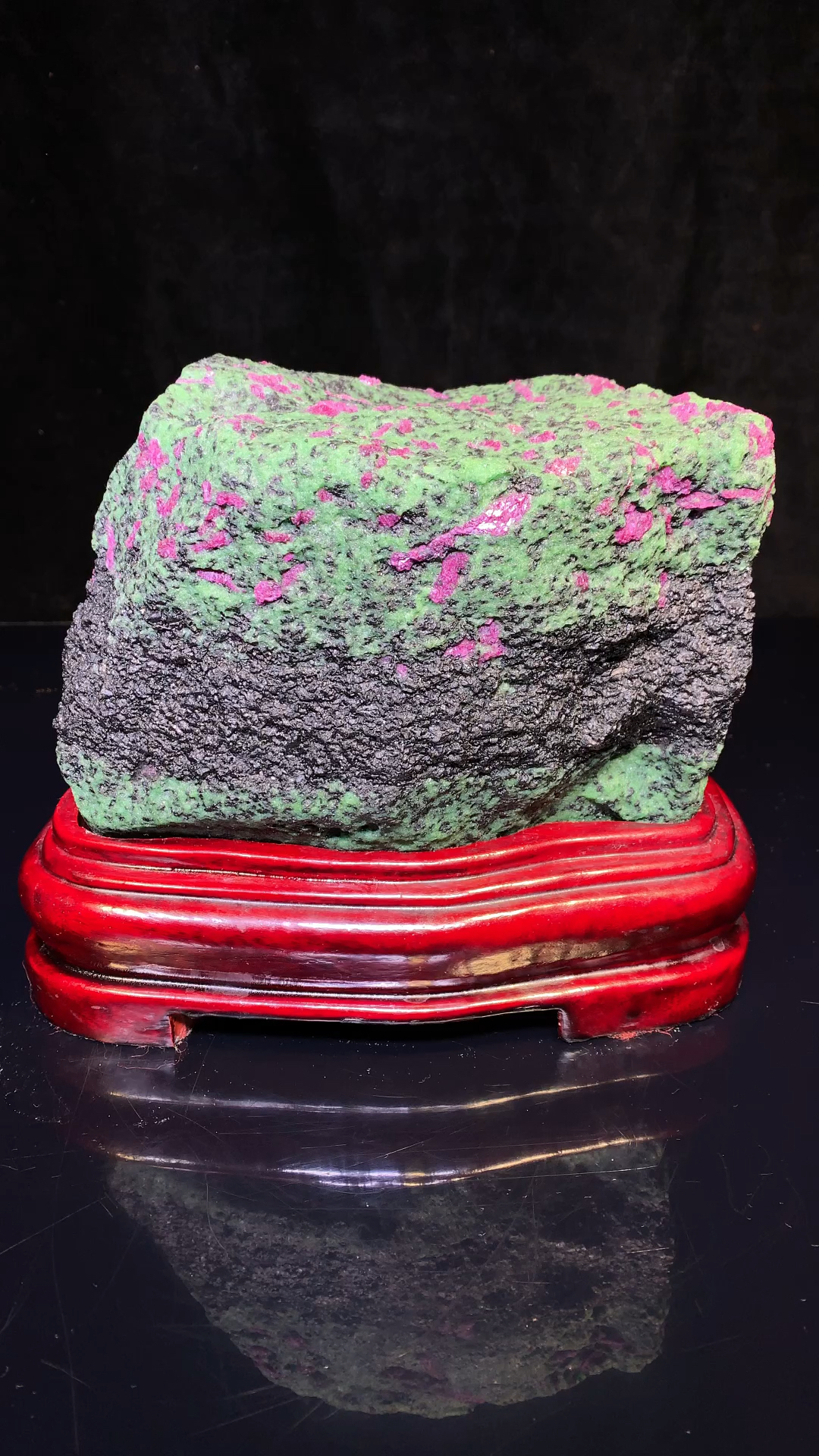 天然红绿宝原石影摆件