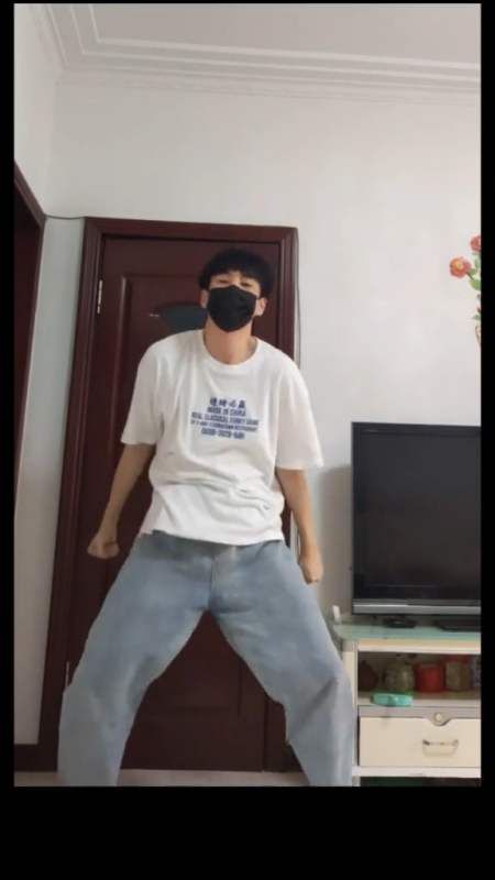 娱乐#今天分的扭腰热舞,在家不够野?还是在广场适合我