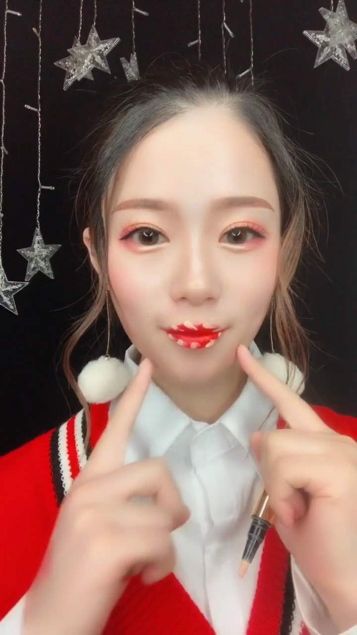 我是造型师#大嘴秒变樱桃小嘴,这个唇妆让你瞬间年轻岁
