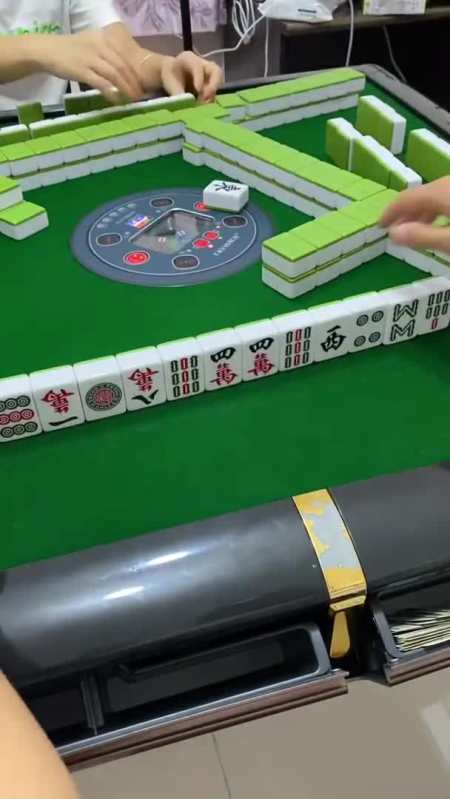 打麻将这小牌等的我心急!二五万来报道了!老铁们看我打的没问题吧!