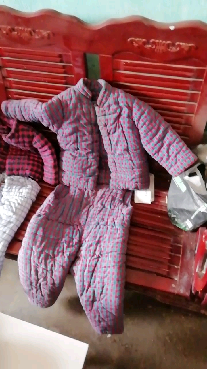 老母亲  当年亲自给  孙子  孙女做的棉裤棉袄  虽然不好看  但是是真