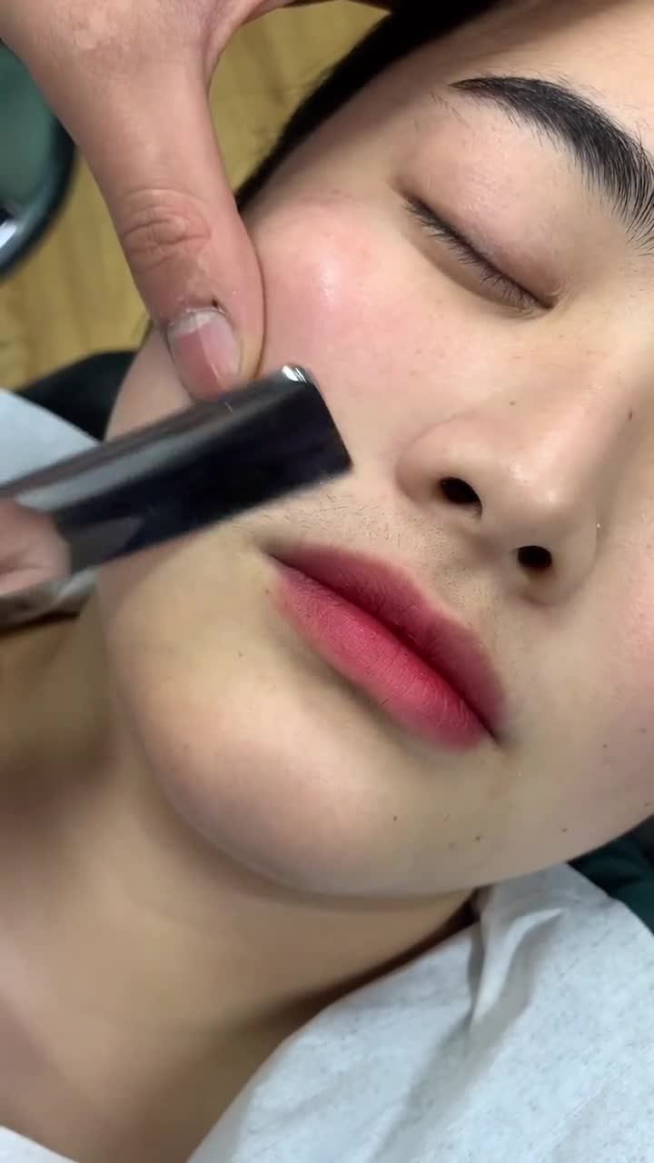 女孩子也可以修掉多余汗毛青岛张先生专业男士理容馆传统修面过冬娱乐