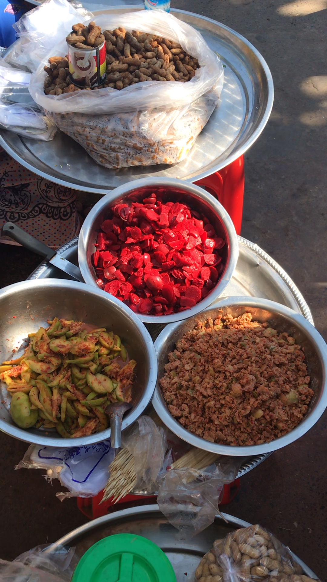 缅甸街头的彩色小吃