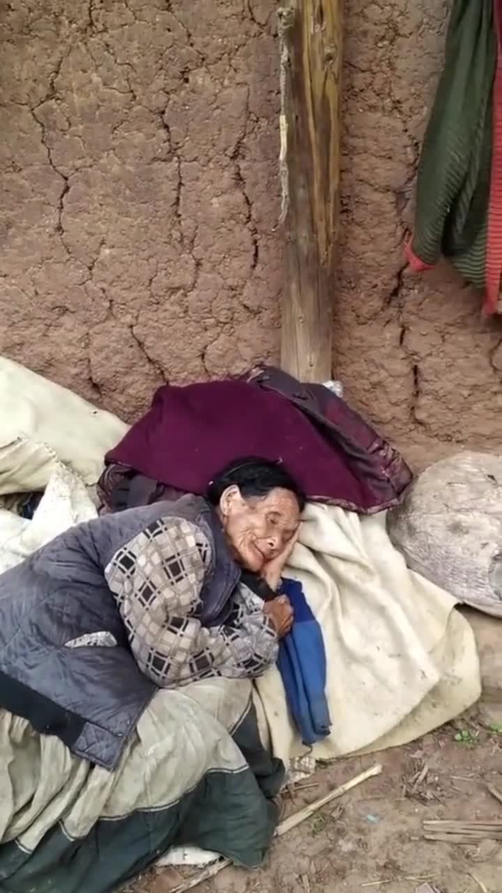 大凉山的老人,没钱治病,吃饭都是难题,好心酸