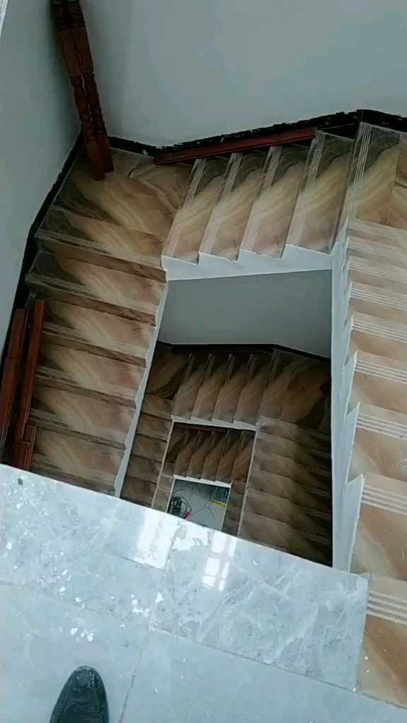 天井式楼梯设计:4米x3米空间,休息台一米,走栏一米,楼梯宽一米.