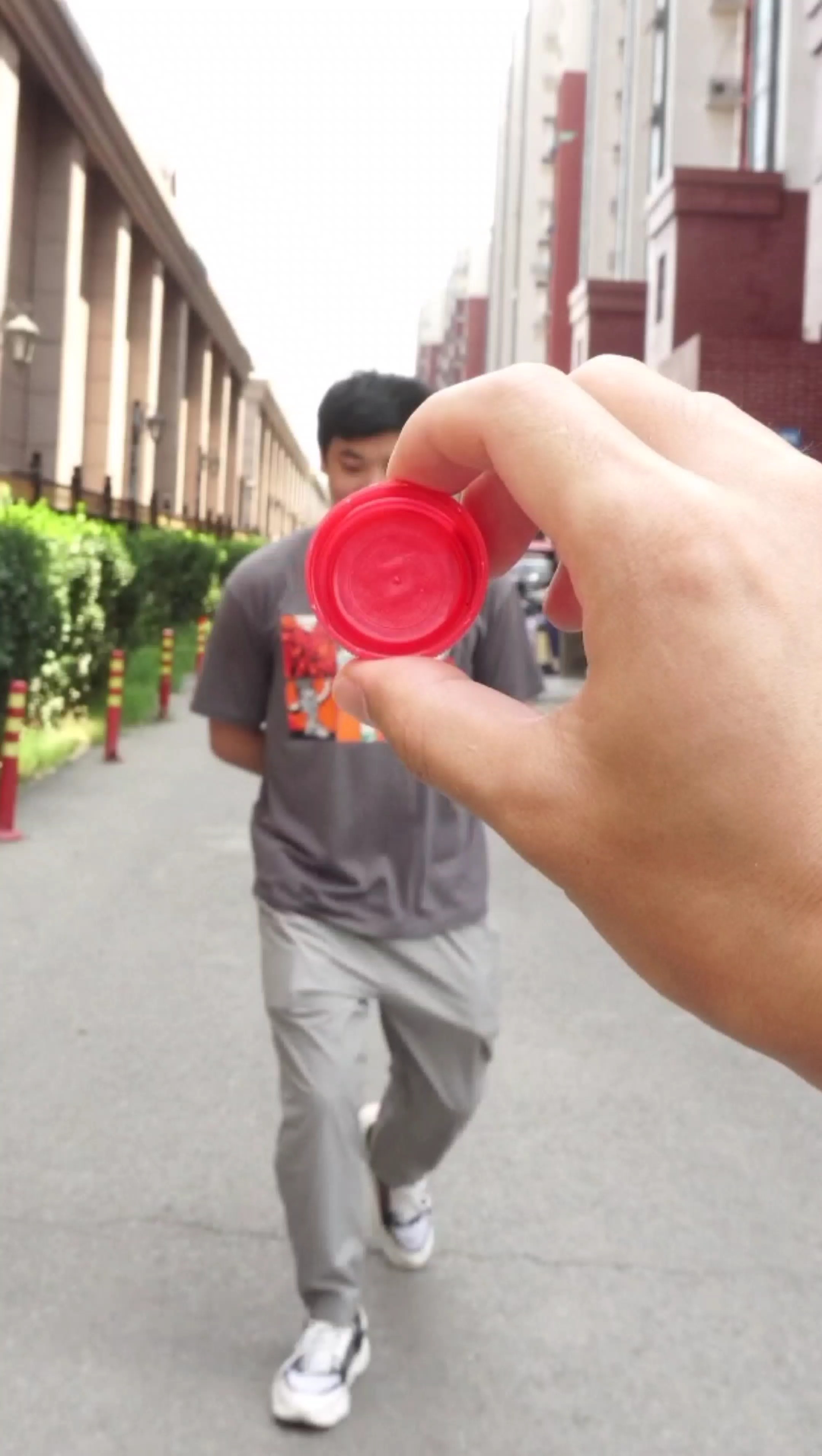 魔术师何镖#精彩魔术:瓶盖隔空穿越手指,随时随地都能表演