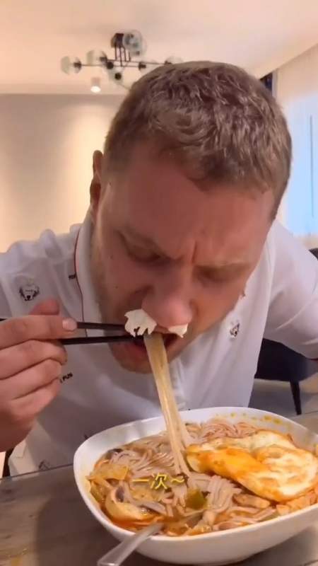 家有女儿#外国人第一次吃螺蛳粉竟然是这个反应