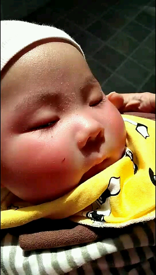 脸蛋晒的红彤彤的