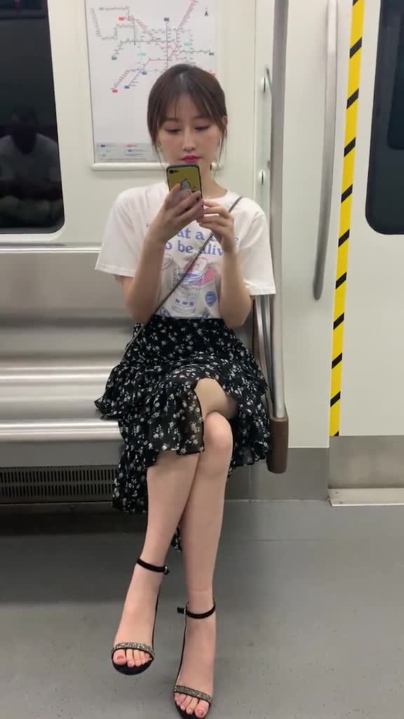 街拍#对面的小姐姐看起来有点凶