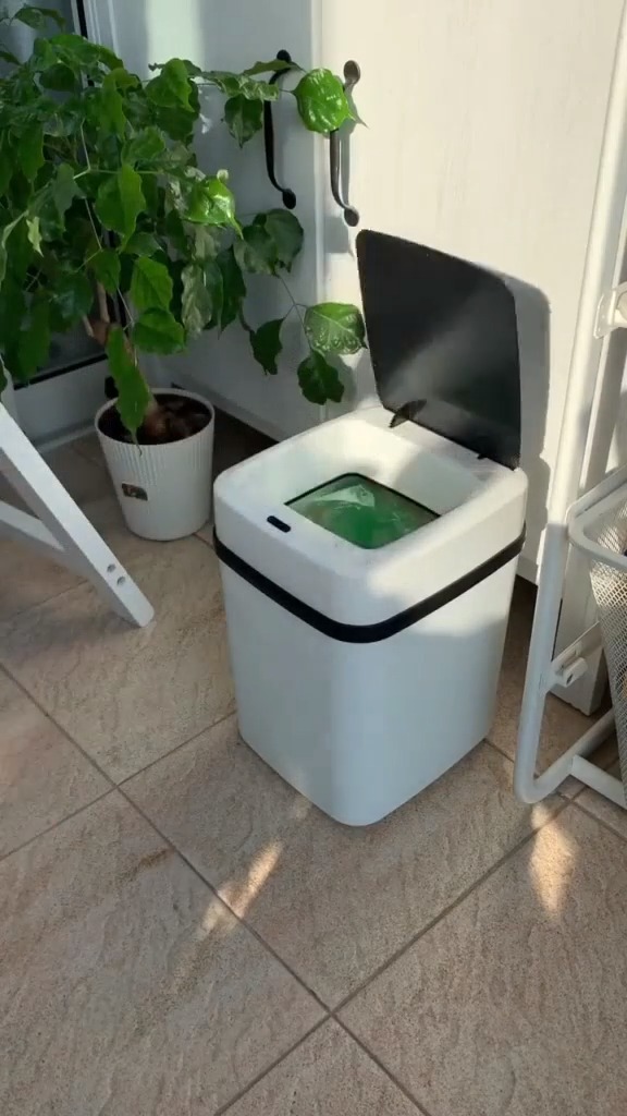 这个自动翻盖垃圾桶,我能坐这玩一天