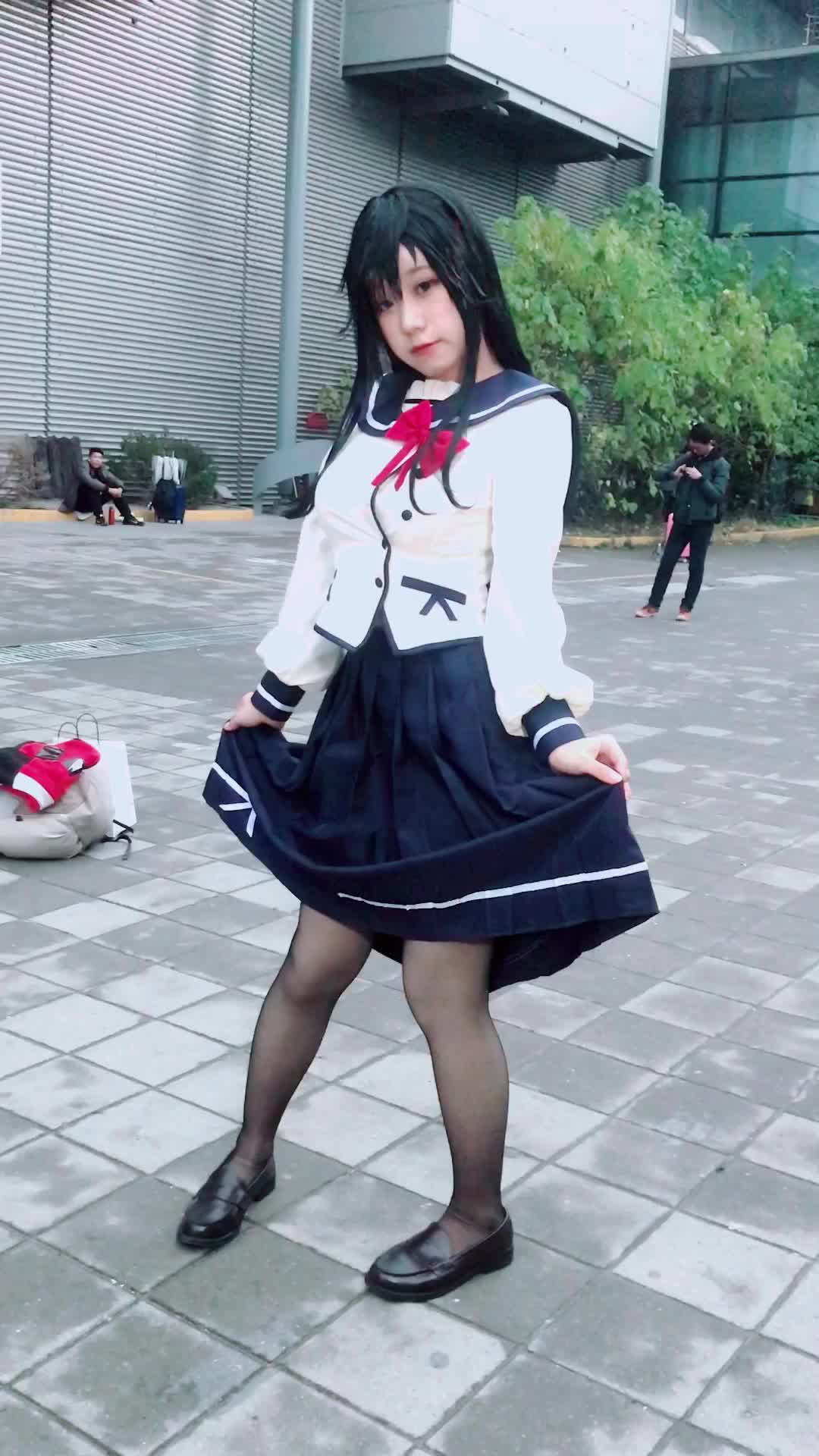 小姐姐撩裙子的样子好美啊