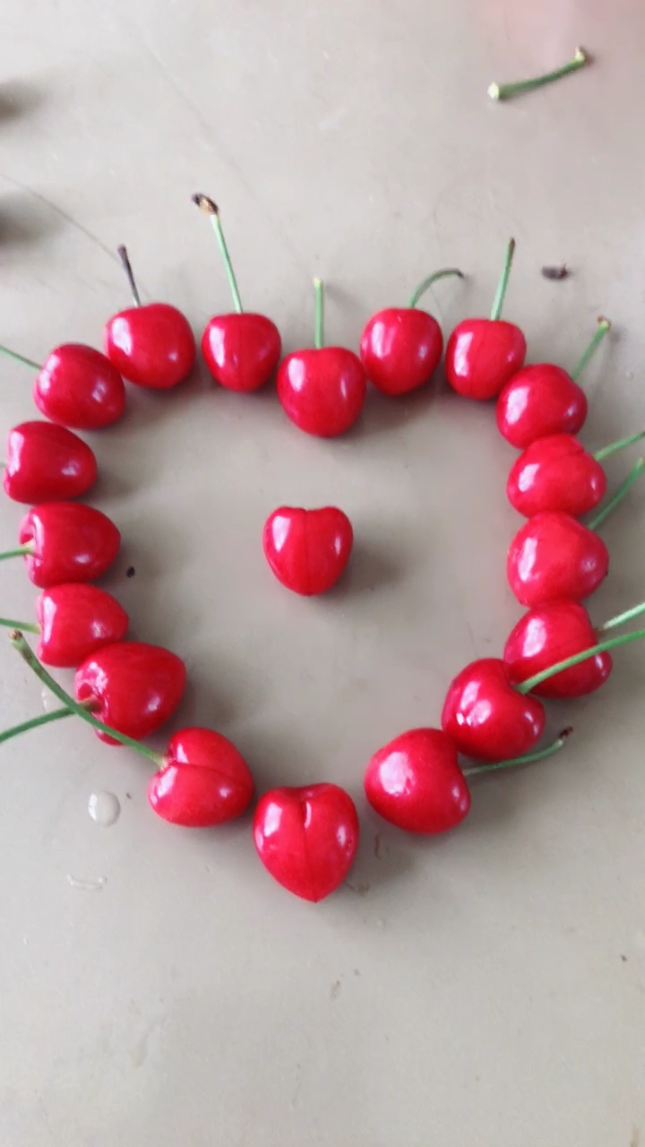 正版爱心型的樱桃