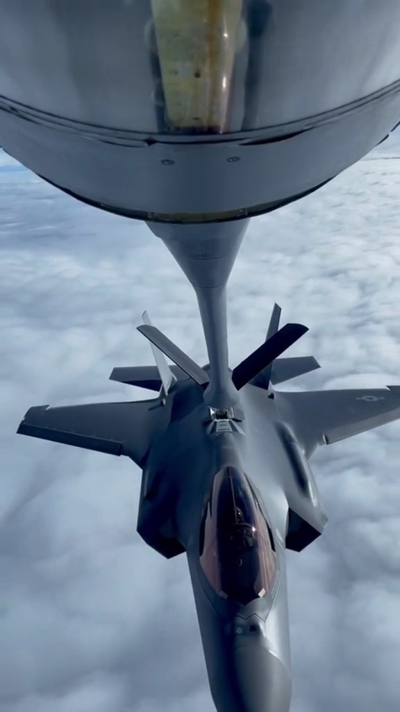 f35空中加油!