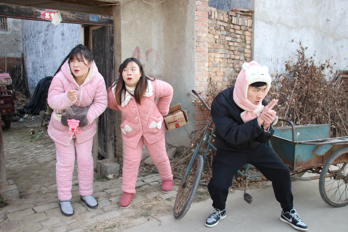 妯娌俩和小伙偷摸着做交易没想交易物品竟是一堆破烂太有才了