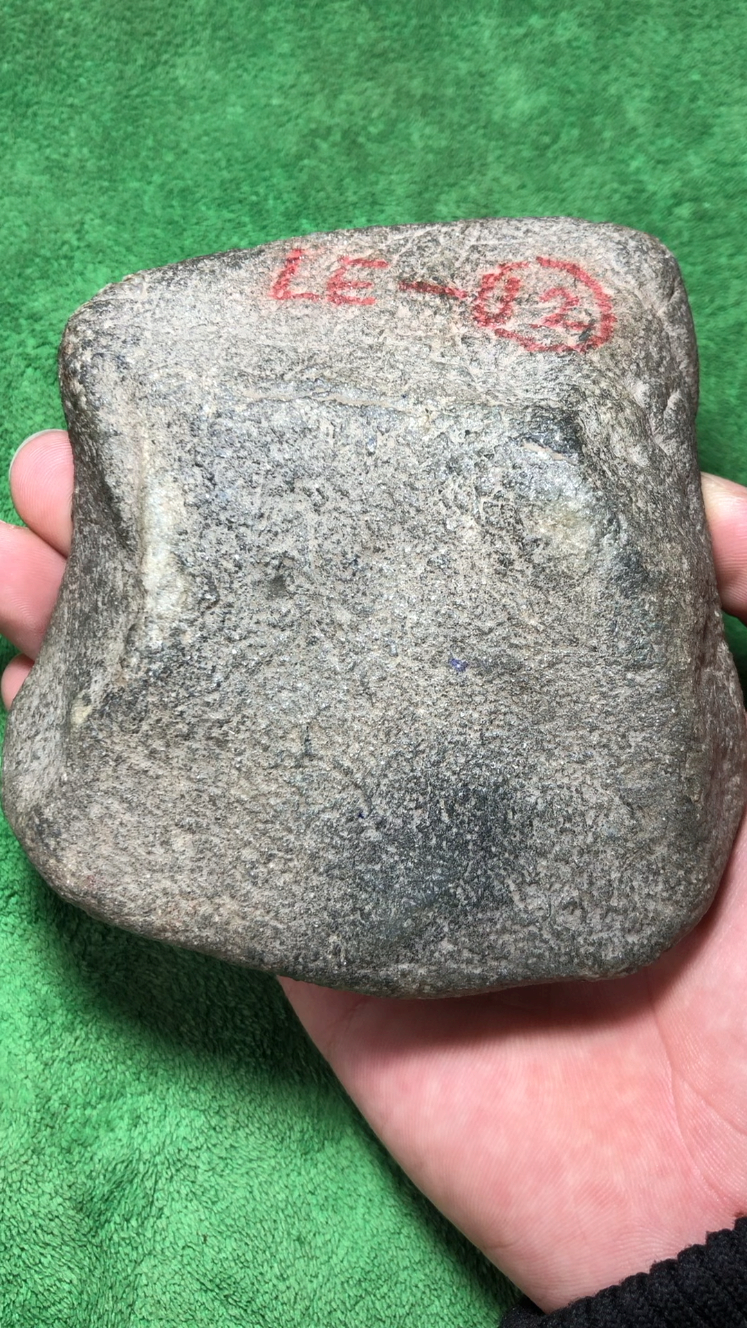 老坑莫西沙 老皮壳翻沙均匀细质 到处脱沙表现 肉质发黑 种老水足荧光