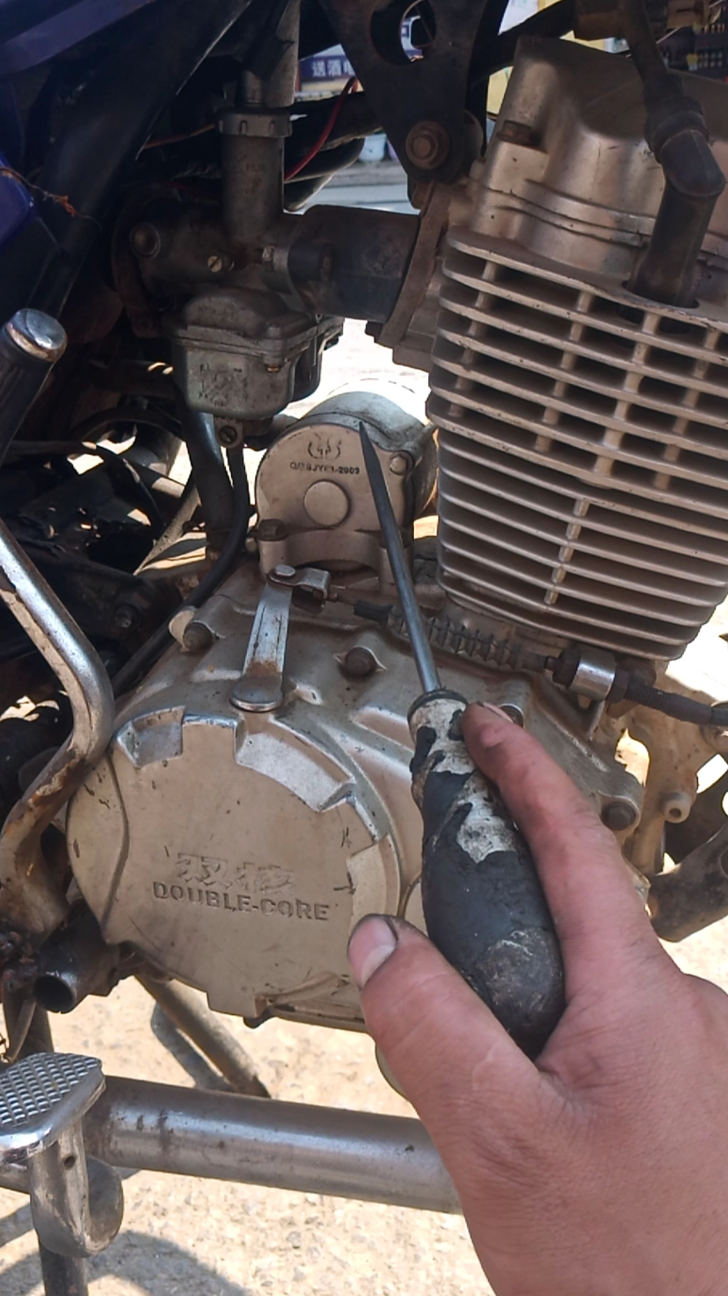 摩托车# 摩托车经常加不起油门,加油总是有突突的感觉,教你一招撬松