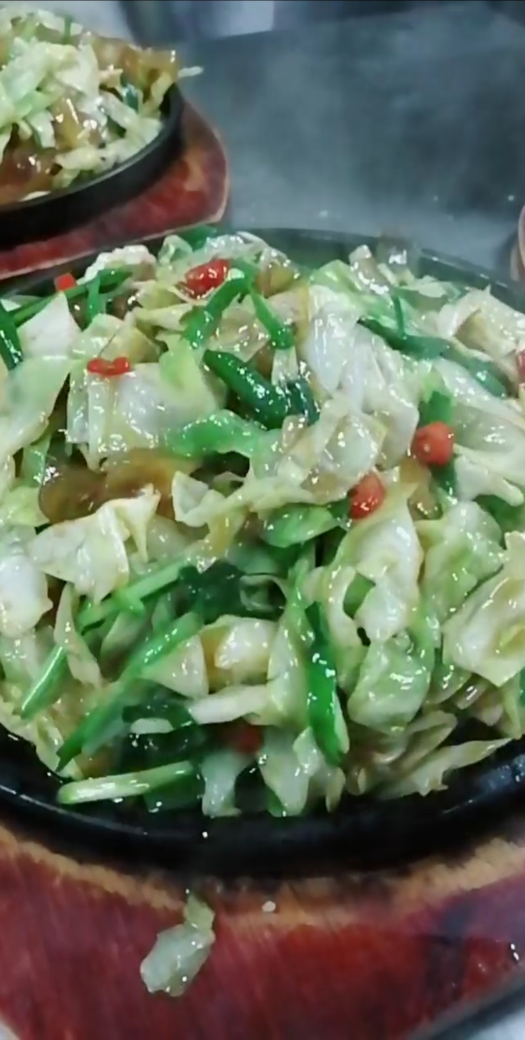 秀出你的拿手菜#冬天铁板菜太火了,铁板包菜炒拉皮.