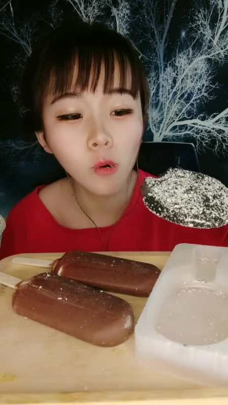 声控吃冰小姐姐,吃冰冻的椰子灰雪糕,听咀嚼音真是太过瘾了
