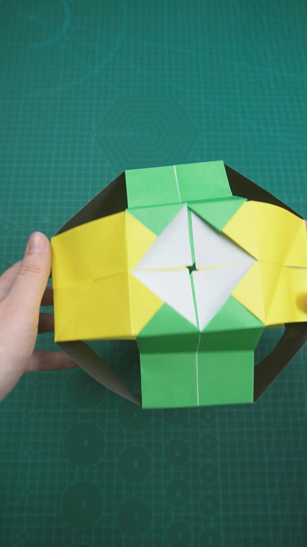 快要憋疯的你#用折纸做了一个伸缩球,好玩又减压-度小视