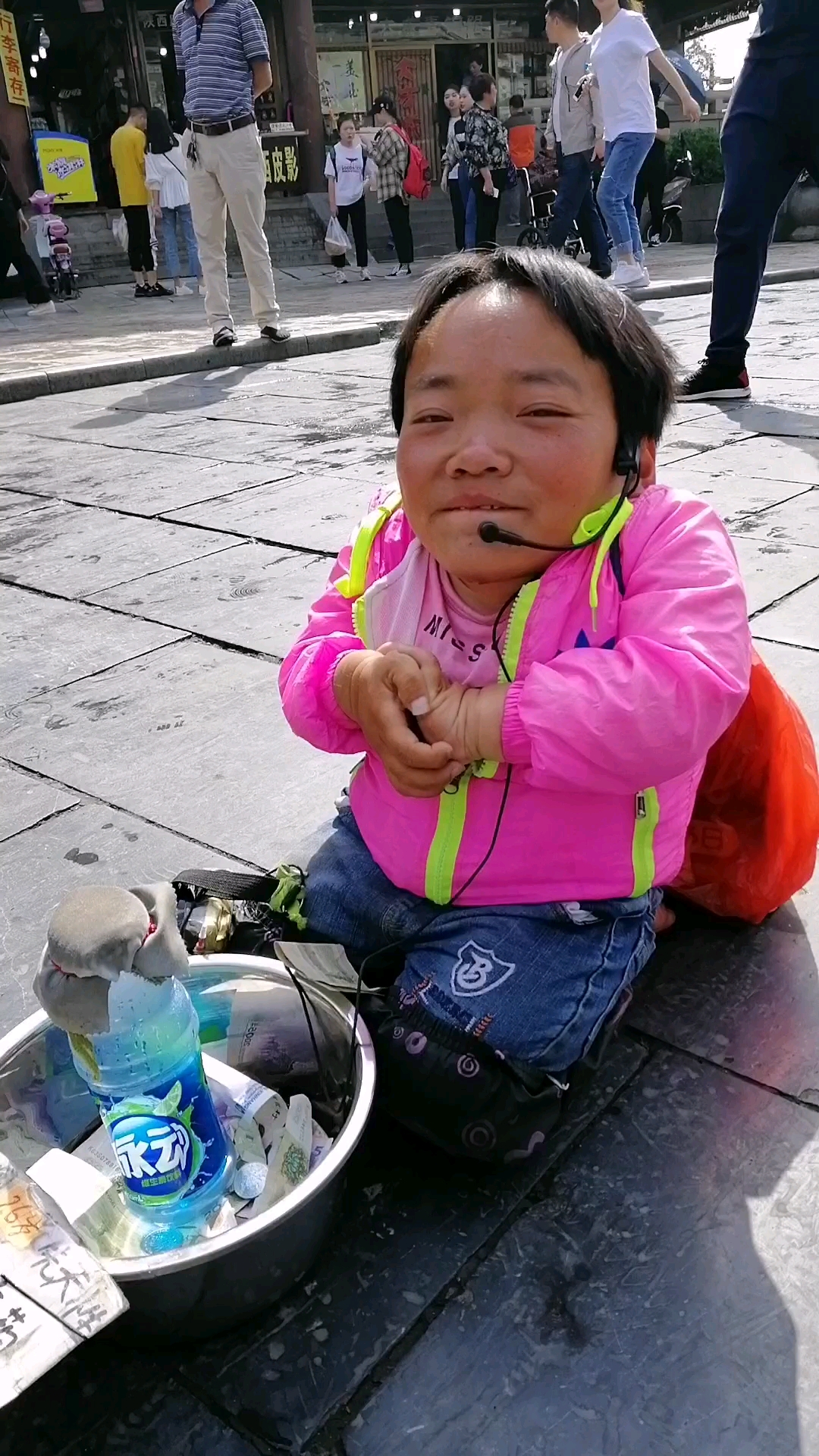 一个天生残疾,不足三尺的小女孩,为了生存,跪地爬行行行善吧!路人