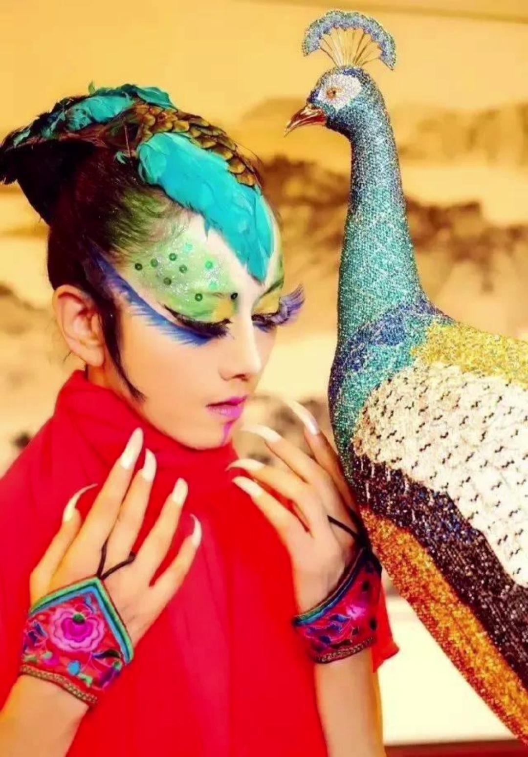 60岁"孔雀公主"杨丽萍拒绝生孩子,现在只能拄拐杖行走.