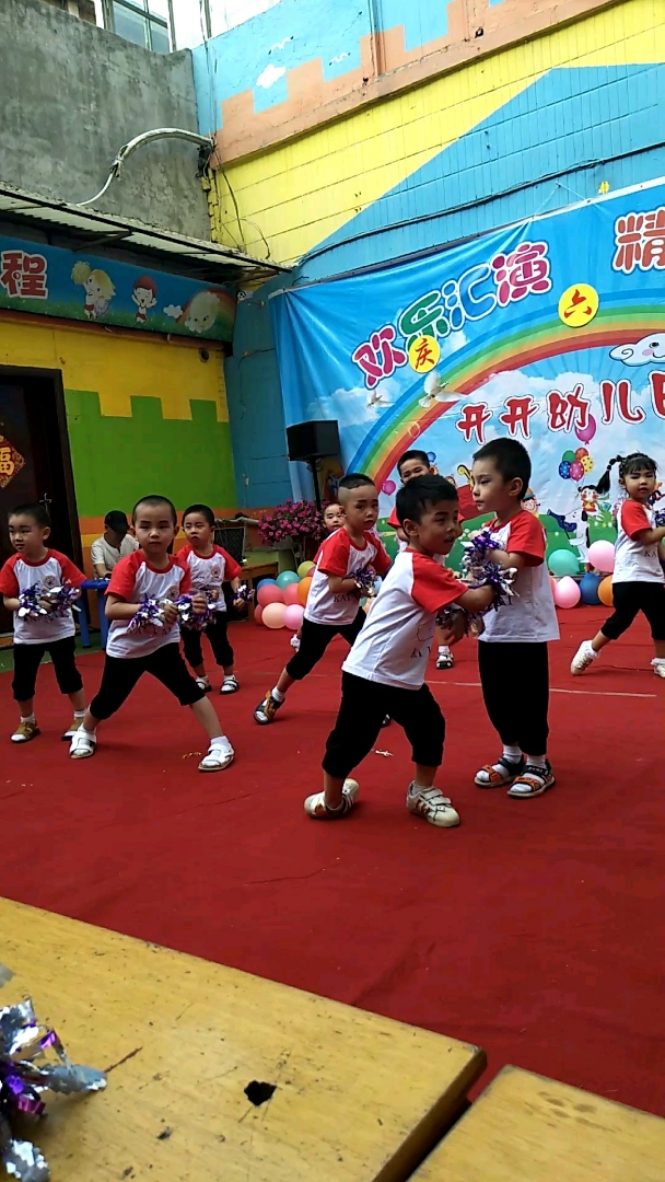 小儿子六一儿童节表演节目,跳的很嗨哟