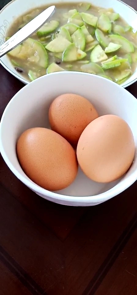 今天是我30岁的生日.煮两个鸡蛋,祝我自己生日快乐.