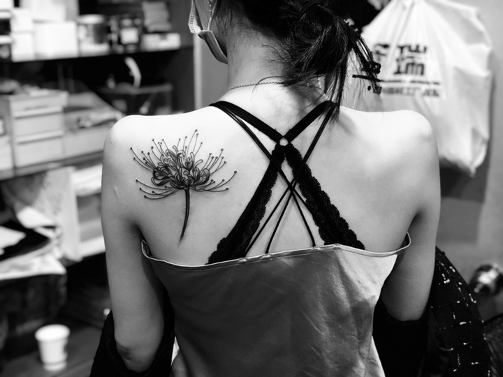 石狮般若纹身作品——彼岸花纹身