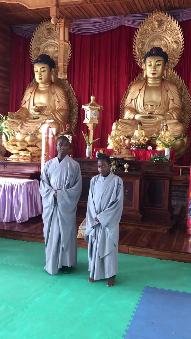 非洲和尚给你们拜年