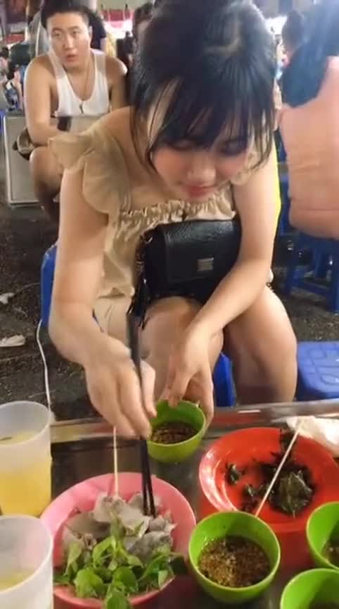 跟刚认识的越南美女一起约会,没想到请她吃这种东西,她就已经很开心了