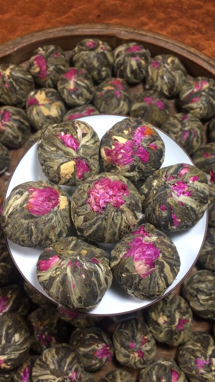 手工艺花茶双龙戏珠,它是由千日红,茉莉花,金盏菊,精选银针绿茶制作而