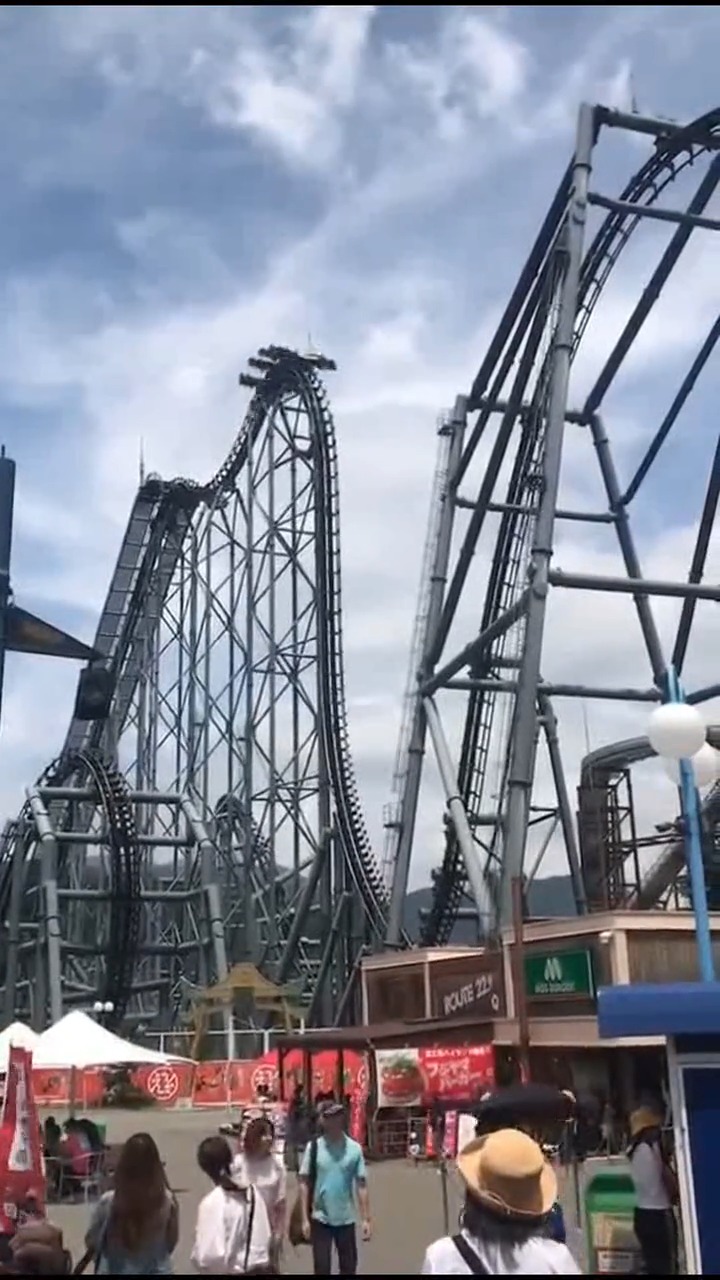 娱乐#日本顶级过山车,90度的弯道,太刺激了!