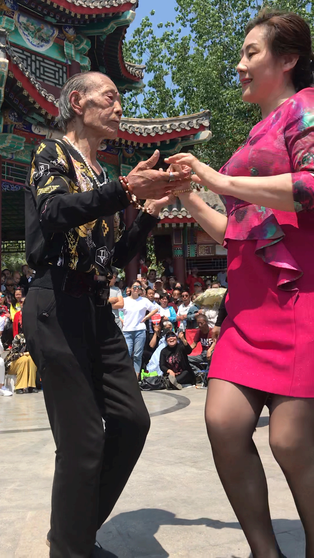 80岁网红张大爷又换新舞伴了