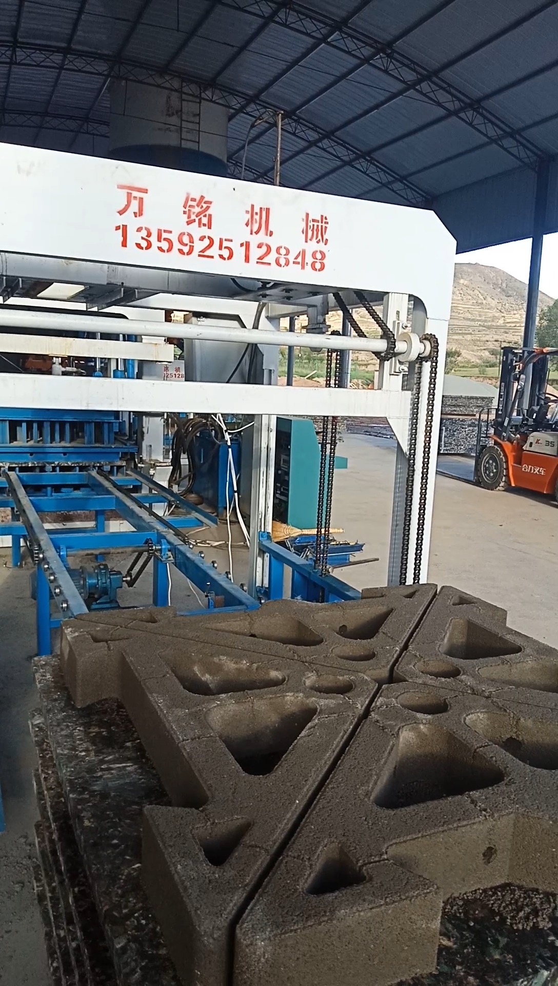 万铭大三角铰接式护坡砖机,混凝土全自动护坡砖机一机多用