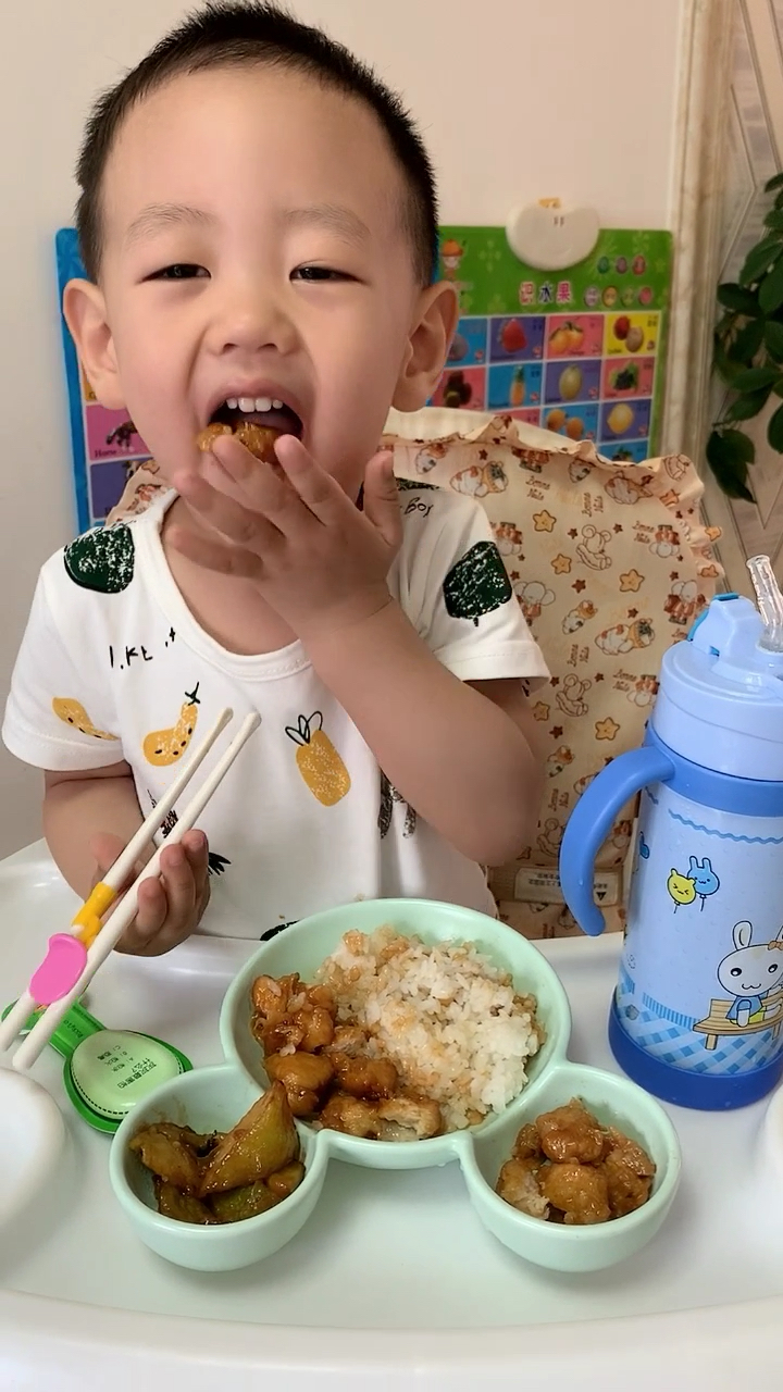 家有萌娃#二宝吃饭有点热