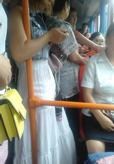 谁家的姑娘这么漂亮#攀枝花公交车上的美女