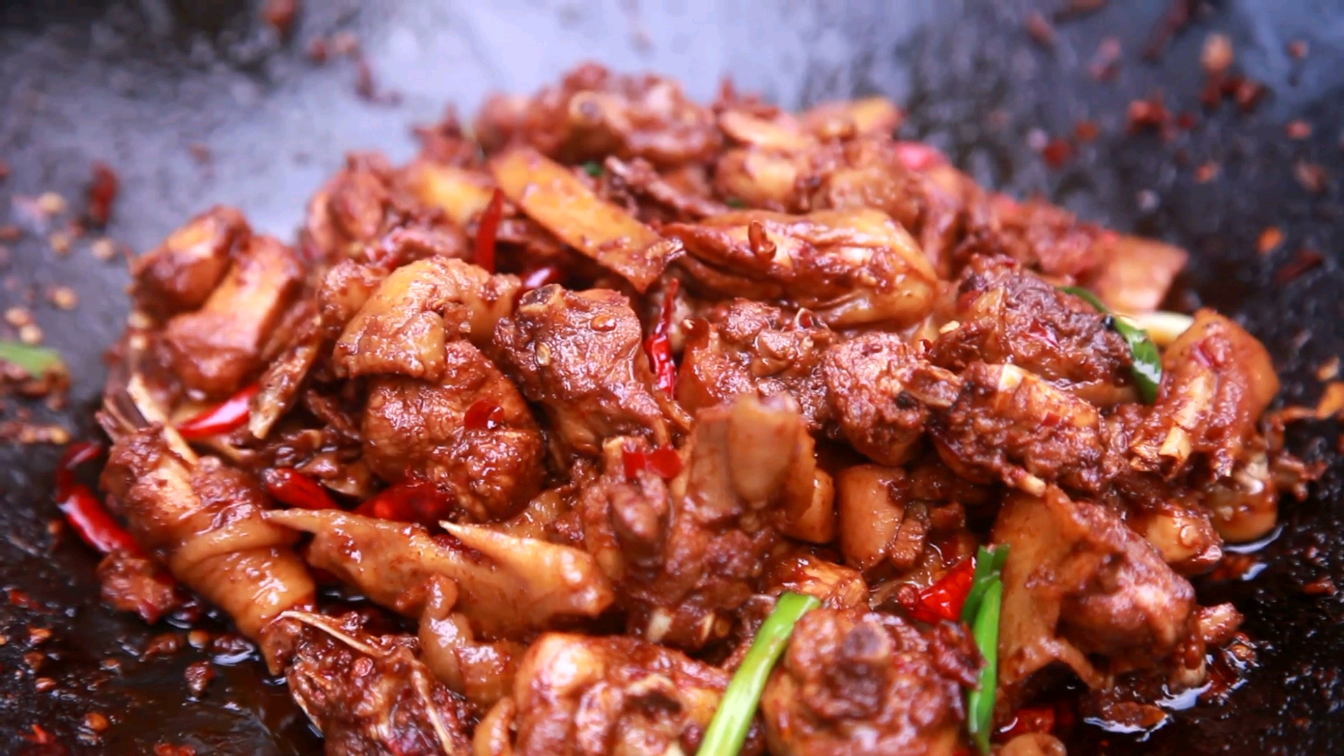 爆炒土鸡,锅里火焰有多旺,味道就有多香