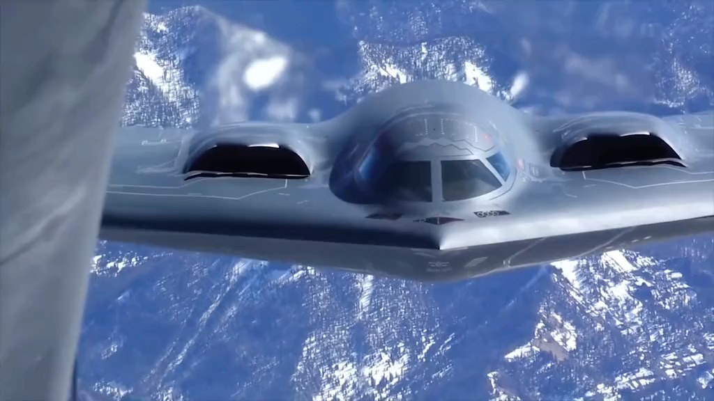 b2幽灵隐形轰炸机空中加油姿态 b2最大航程达到了1.2万公里