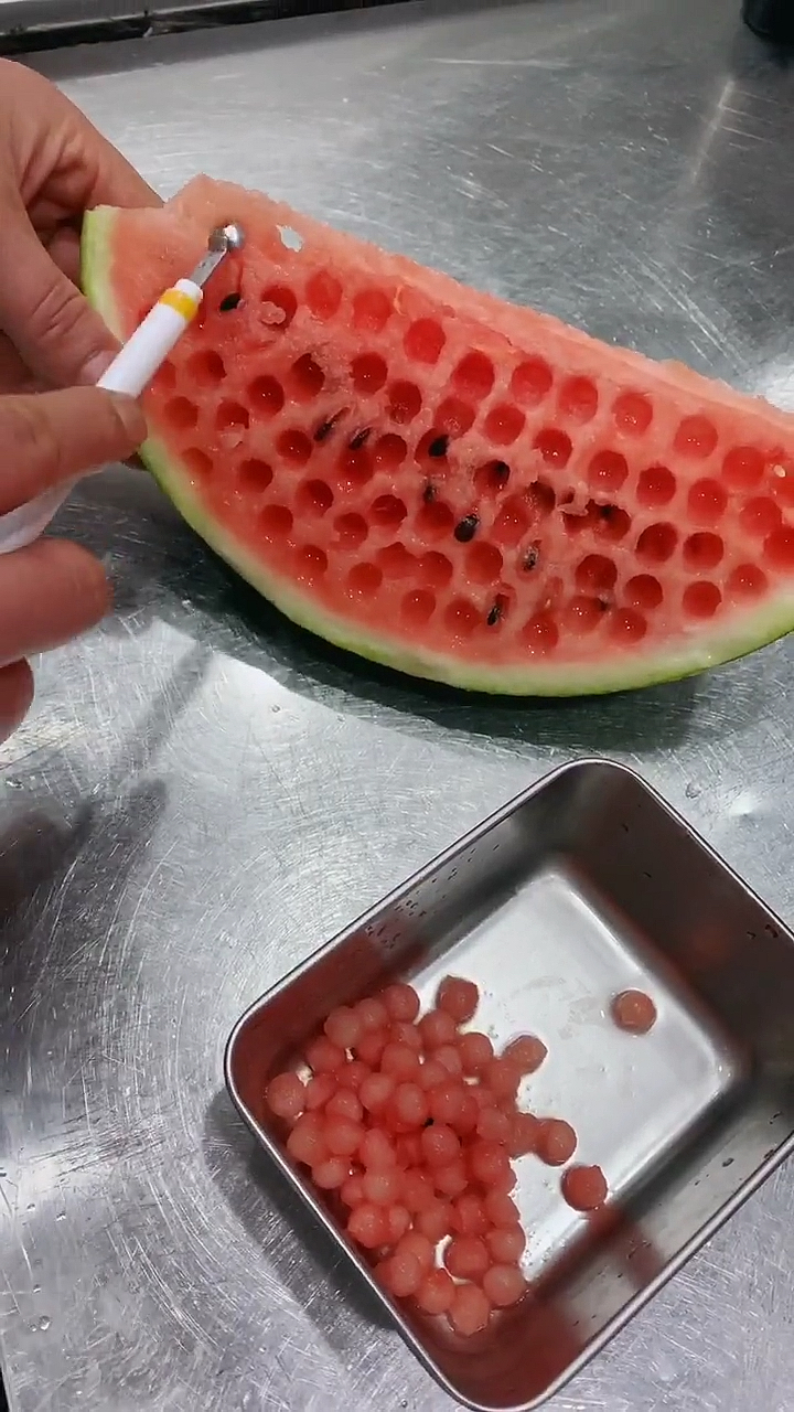 在家办公的真实状态#这块西瓜挖的没状态了@全民小助手