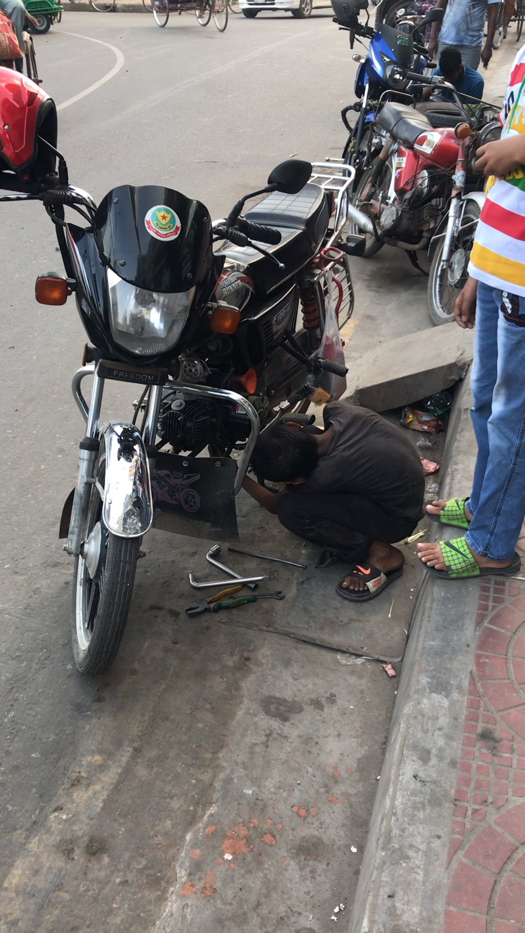 修摩托车的大师傅