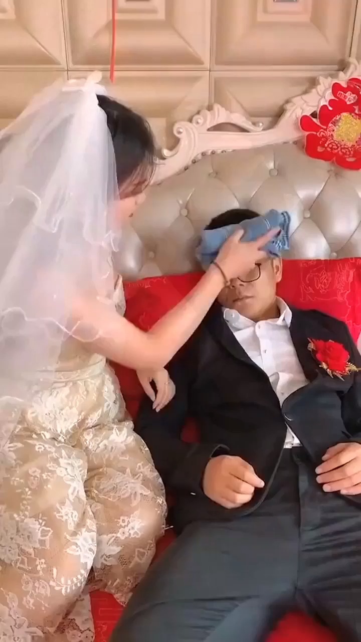 虽然新郎喝醉了,一个动作看出他很爱新娘!