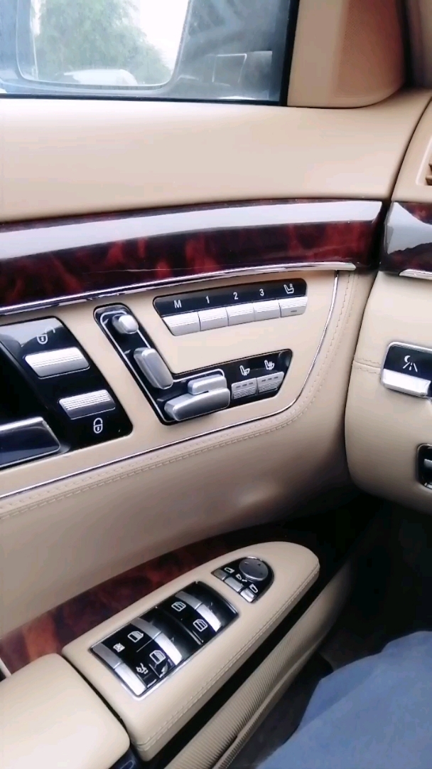 奔驰221s600米棕仪表台内饰