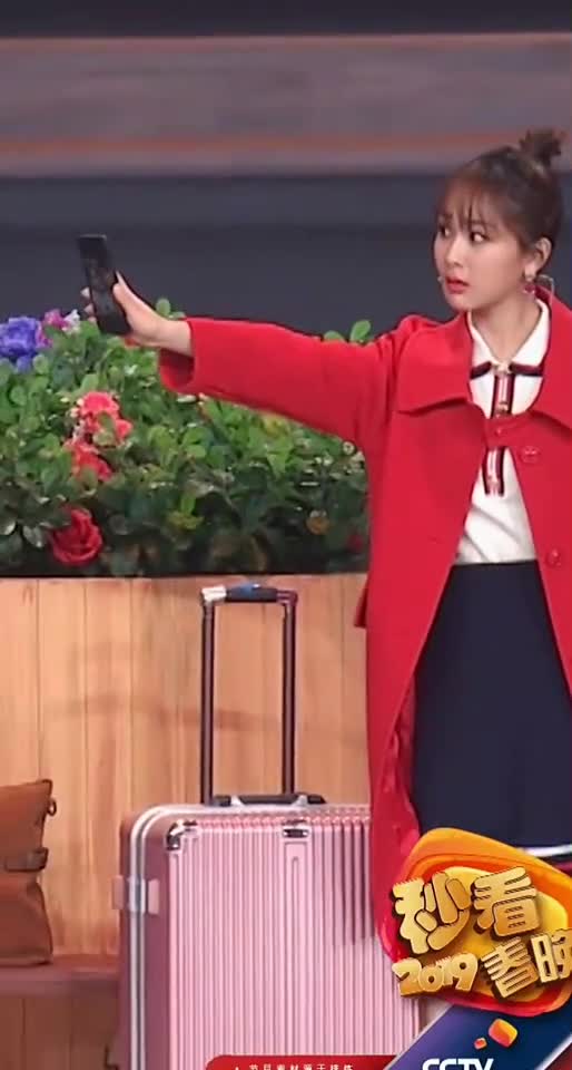 杨紫出席晚会,与开心麻花出演都市小品